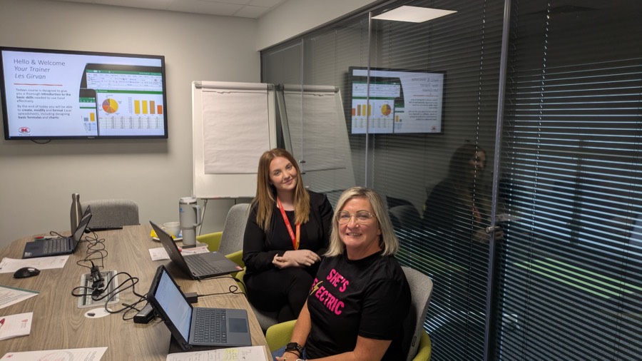 Two delegates on a Microsoft Excel Introduction course